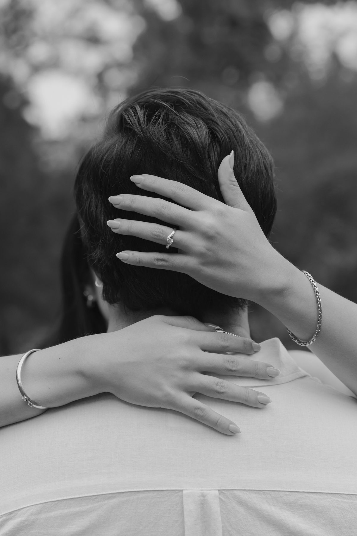 Manos en el cuello, anillo visible