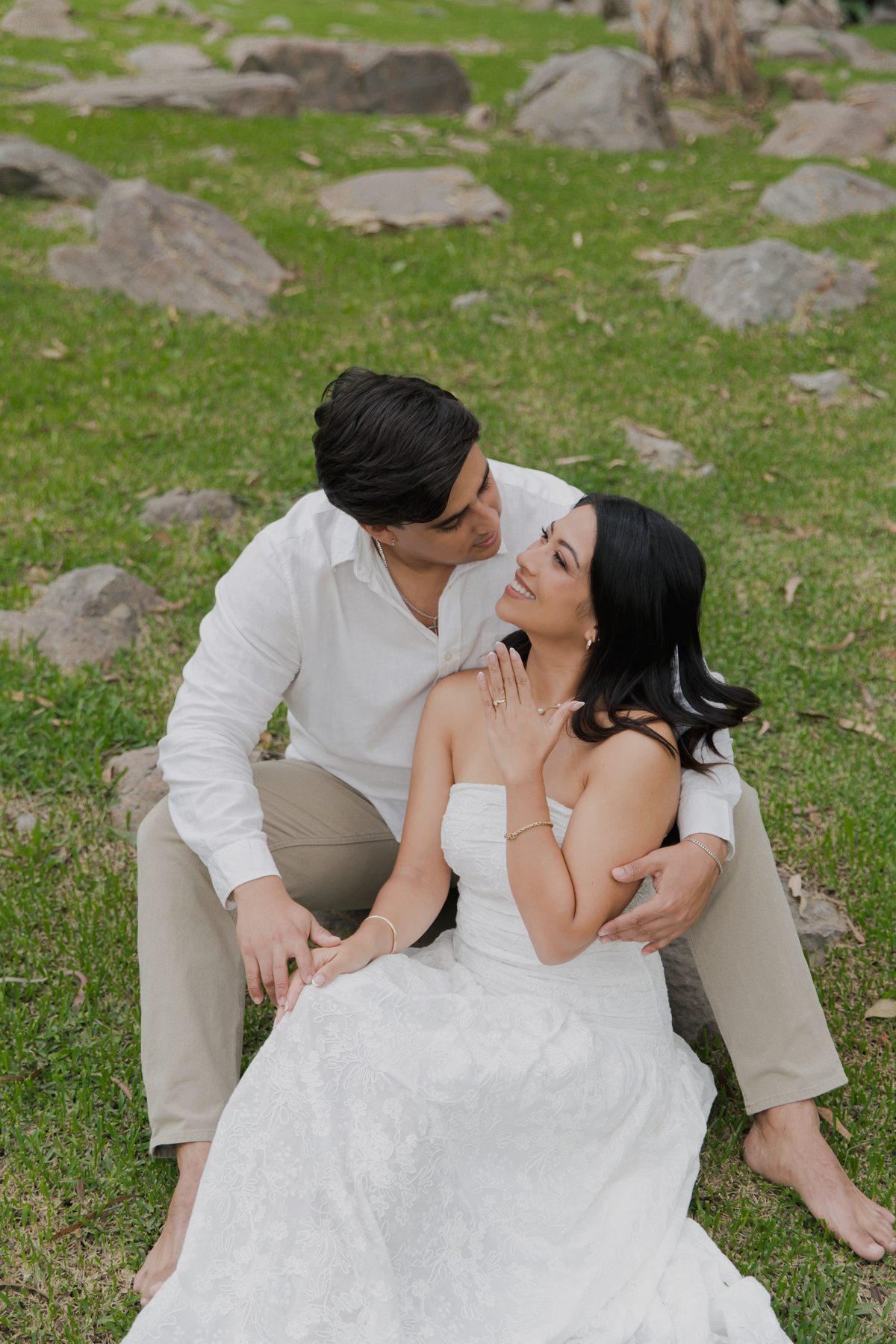 Sentados juntos en el pasto