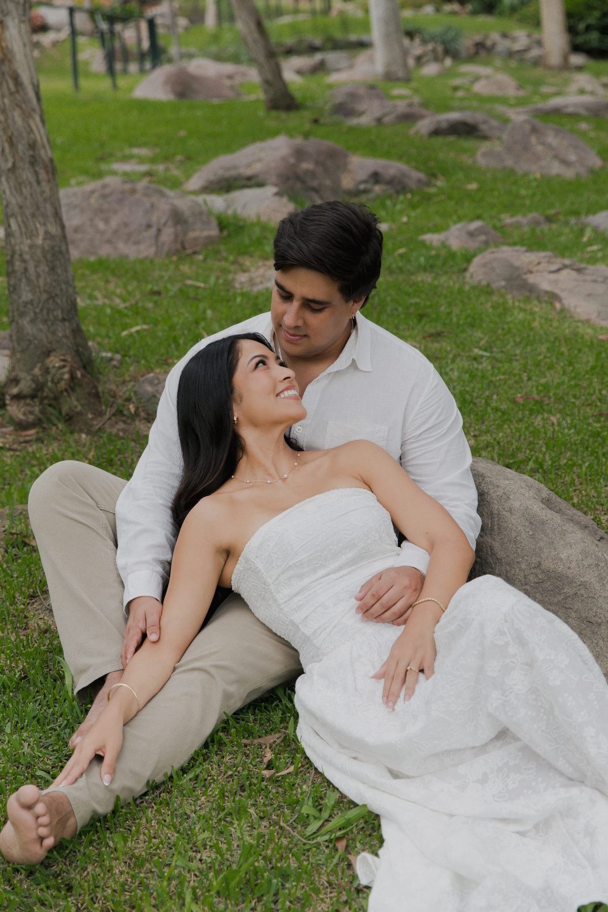 Sentados, mirando hacia arriba