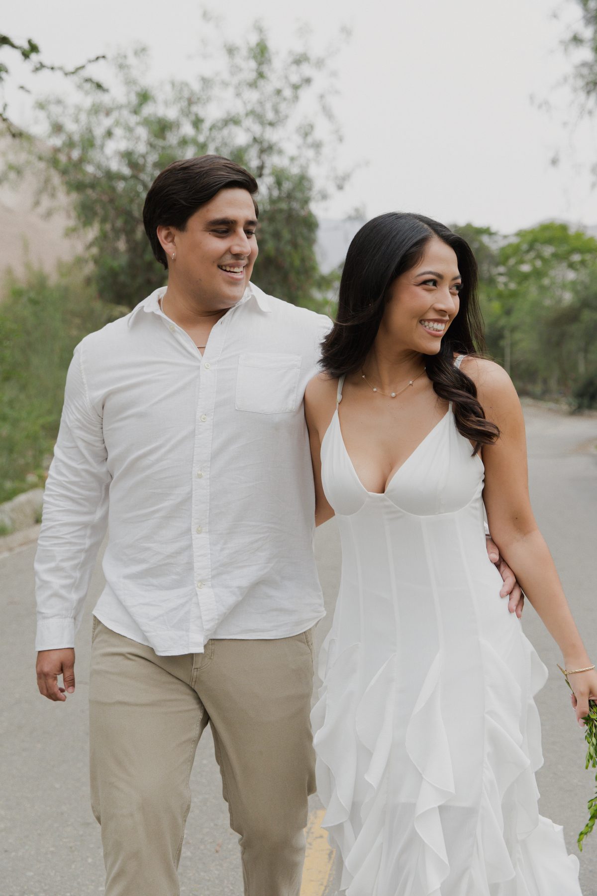 Lado a lado, mirándose el uno al otro